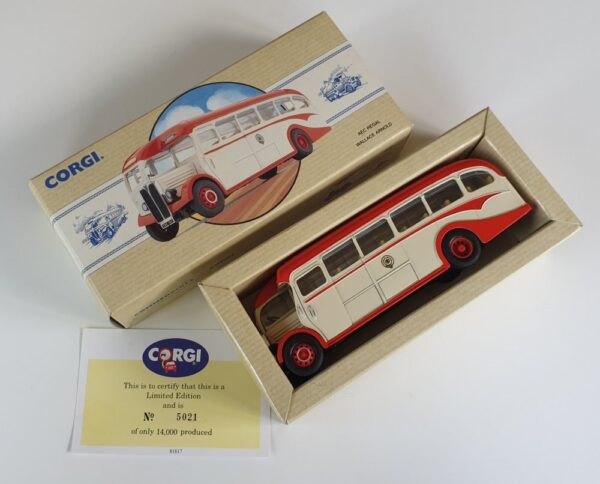 Corgi Classics 98162 VINTAGE AEC REGAL COACH - Wallace Arnold