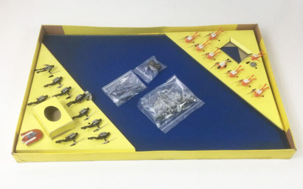 JAMES BOND '007 UNDERWATER BATTLE' Board Game Triang 1960's contents