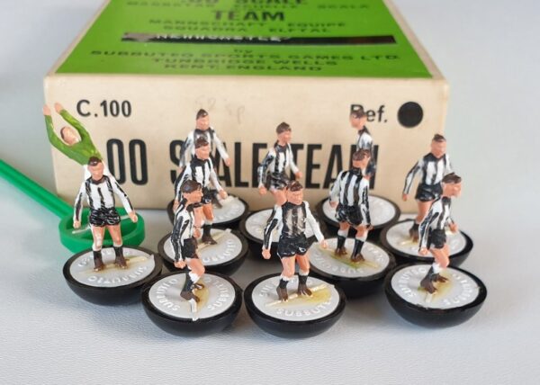 Vintage Subbuteo HW team 8 Newcastle Utd.