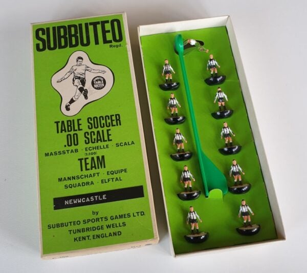 Vintage Subbuteo HW team 8 Newcastle Utd.