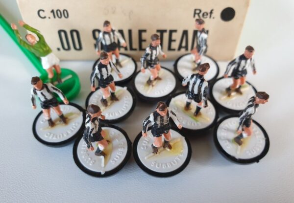 Vintage Subbuteo HW team 8 Newcastle Utd.