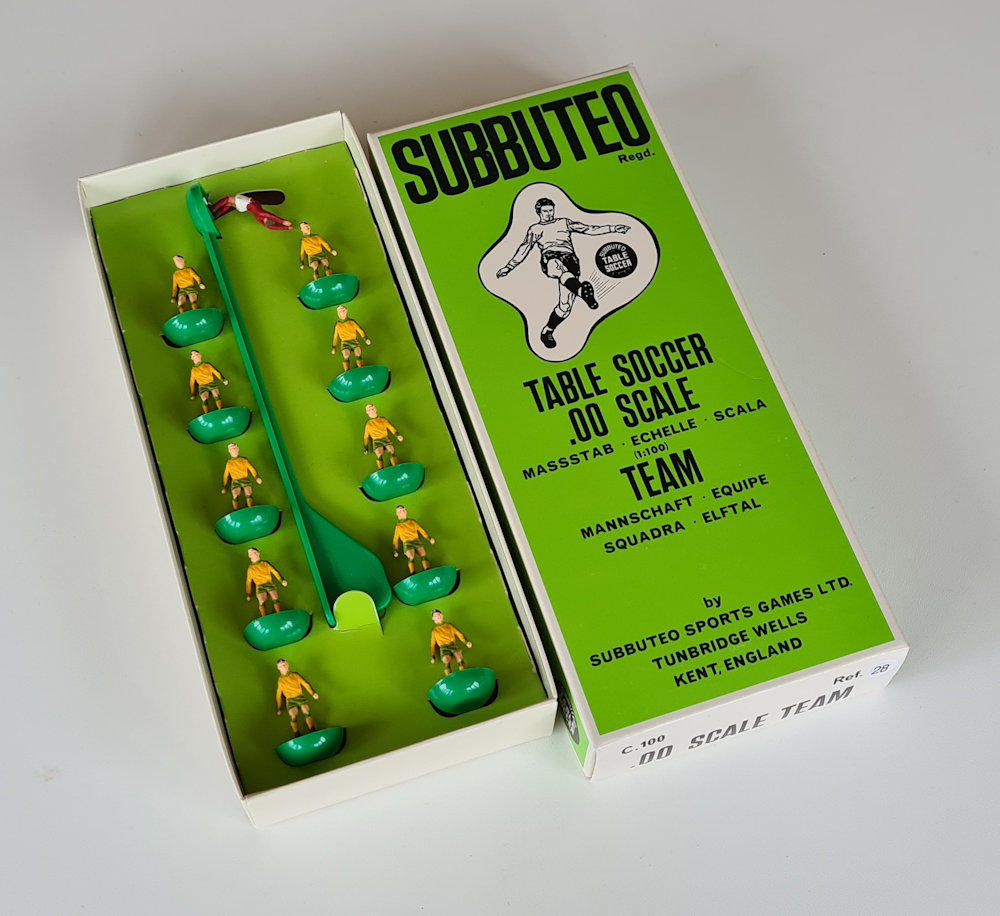 Vintage Subbuteo HW team Ref. 28 Norwich City 1970's